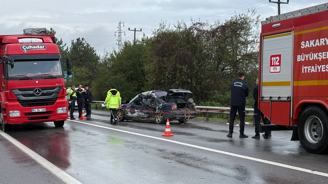 Sakarya'da araç ile otobüsün karıştığı trafik kazasında 1 kişi hayatını kaybetti, 2 kişi yaralandı.