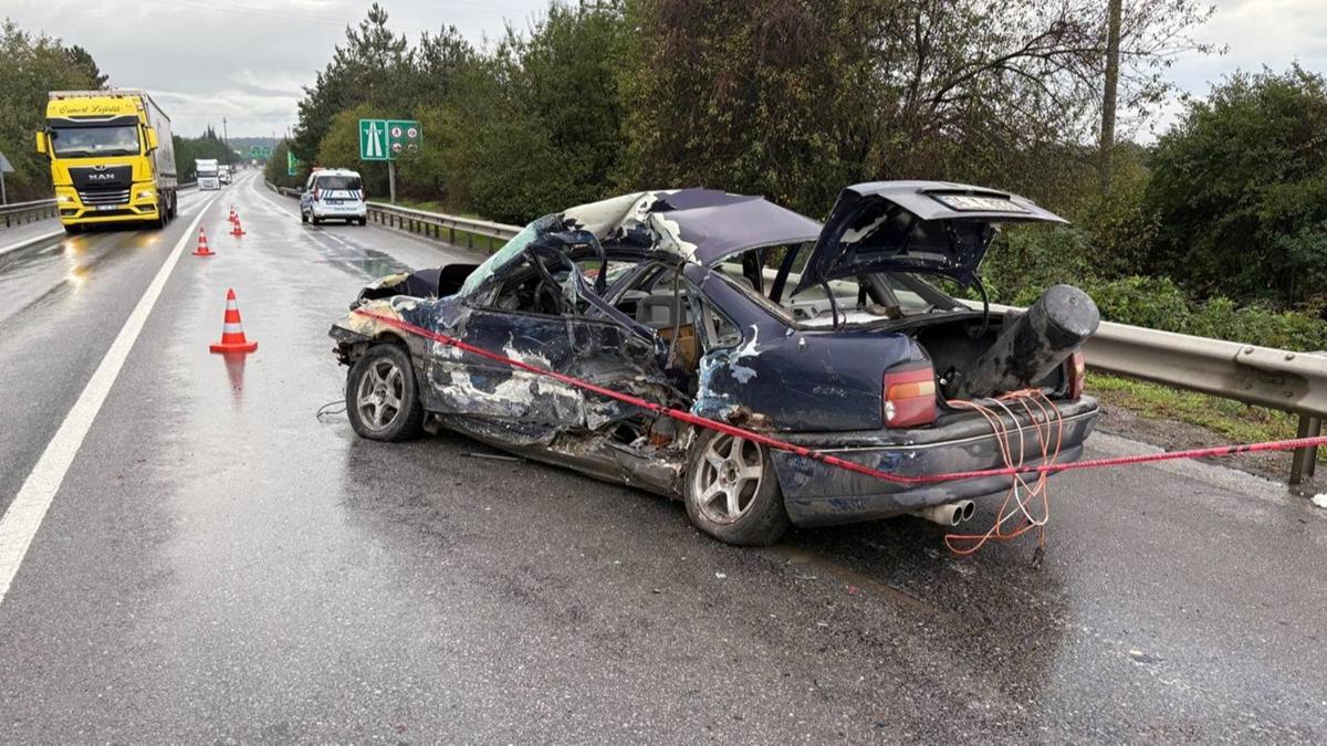 Sakarya'daki kaza: 1 kişi hayatını kaybetti, 2 kişi yaralandı.