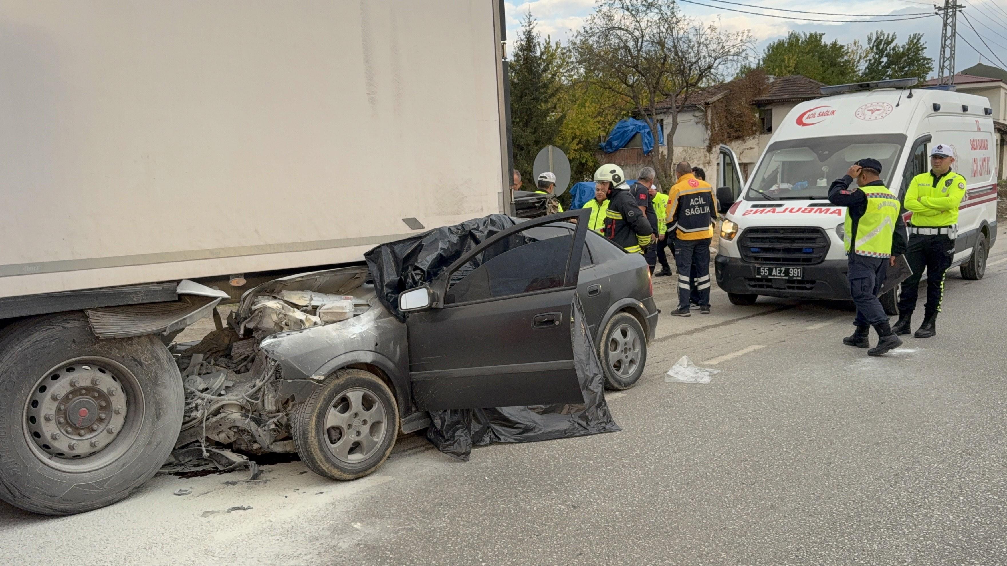 Samsun'da 23 yaşındaki bir kişi tırın altında kaldı.
