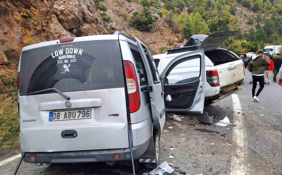 Şavşat'ta trafik kazasında genç yaşamını yitirdi.