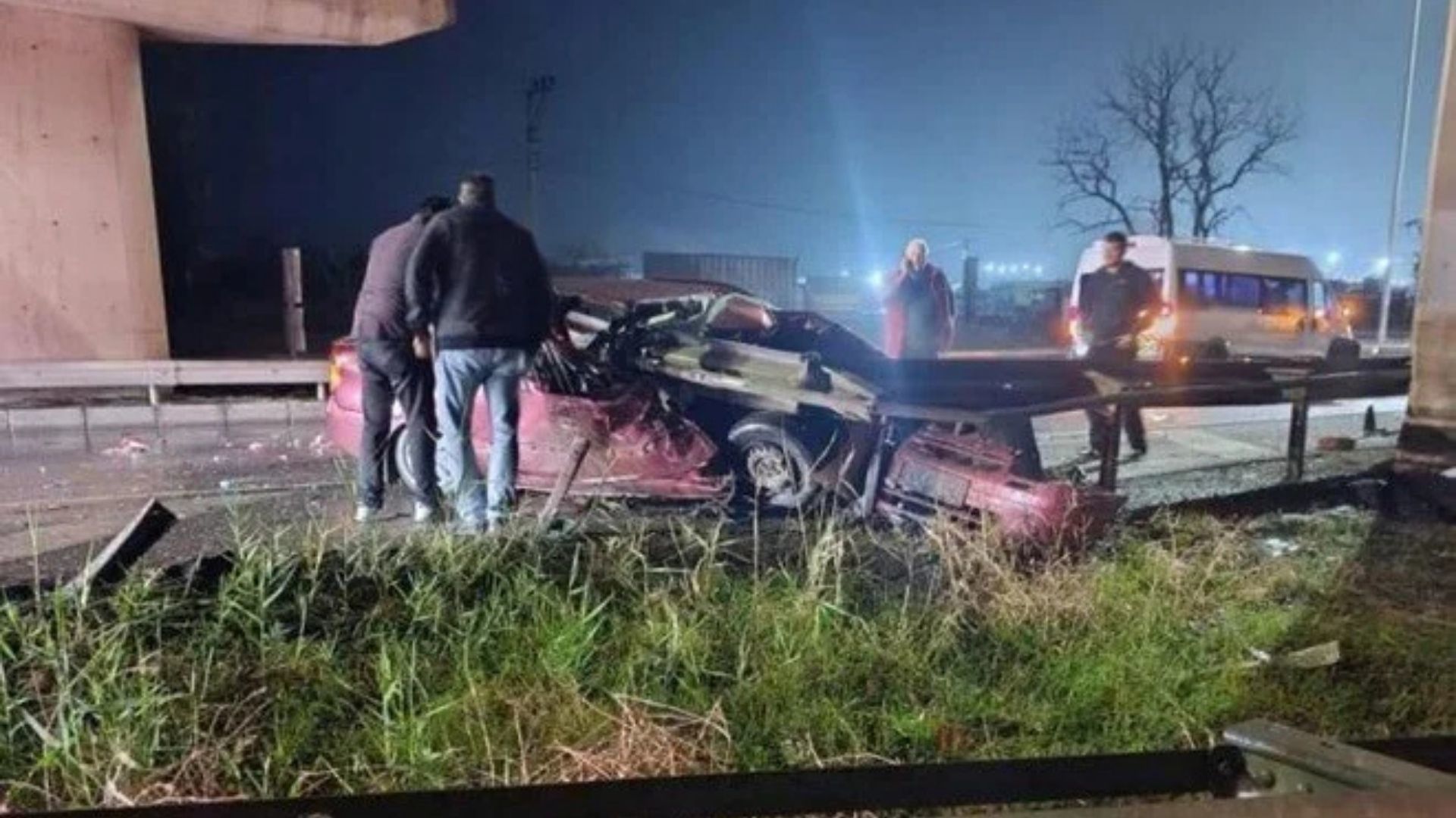 Tekirdağ şehrinde bariyerlere çarpan araçta 2 kişi yaşamını yitirdi.