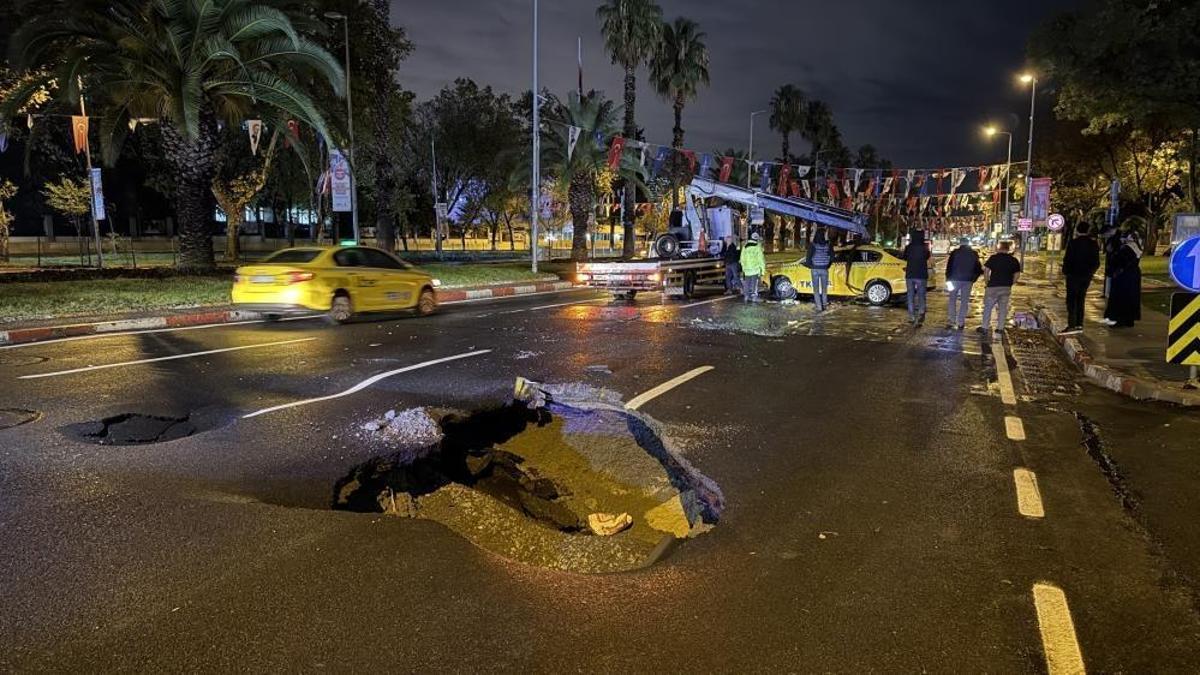 Vatan Caddesi'nde kaza: Yol çöktü, taksi karıştı.