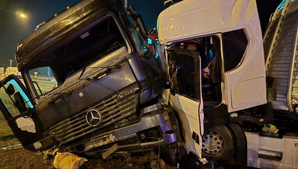 Amasya'da kamyonlar ön cama çarptı.