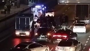 Ambulans, kaza yapan motosiklete çarptı.