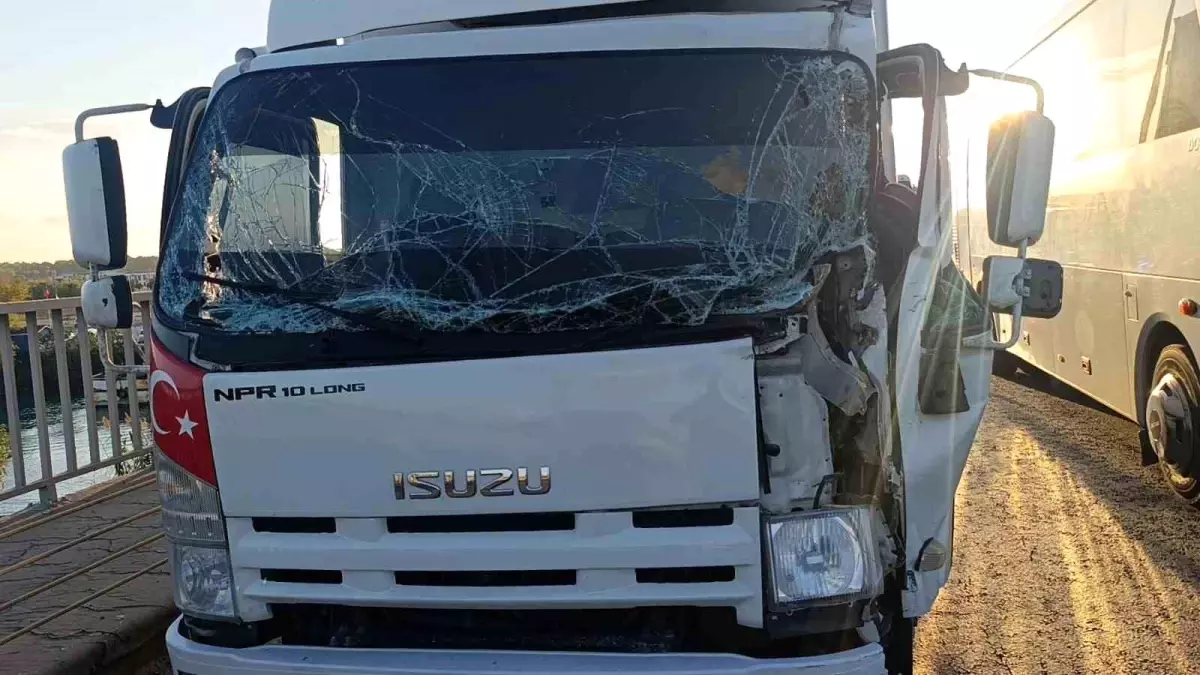 Antalya-Alanya D-400'de Trafik Kazası Nedeniyle Yol Kapanmış
