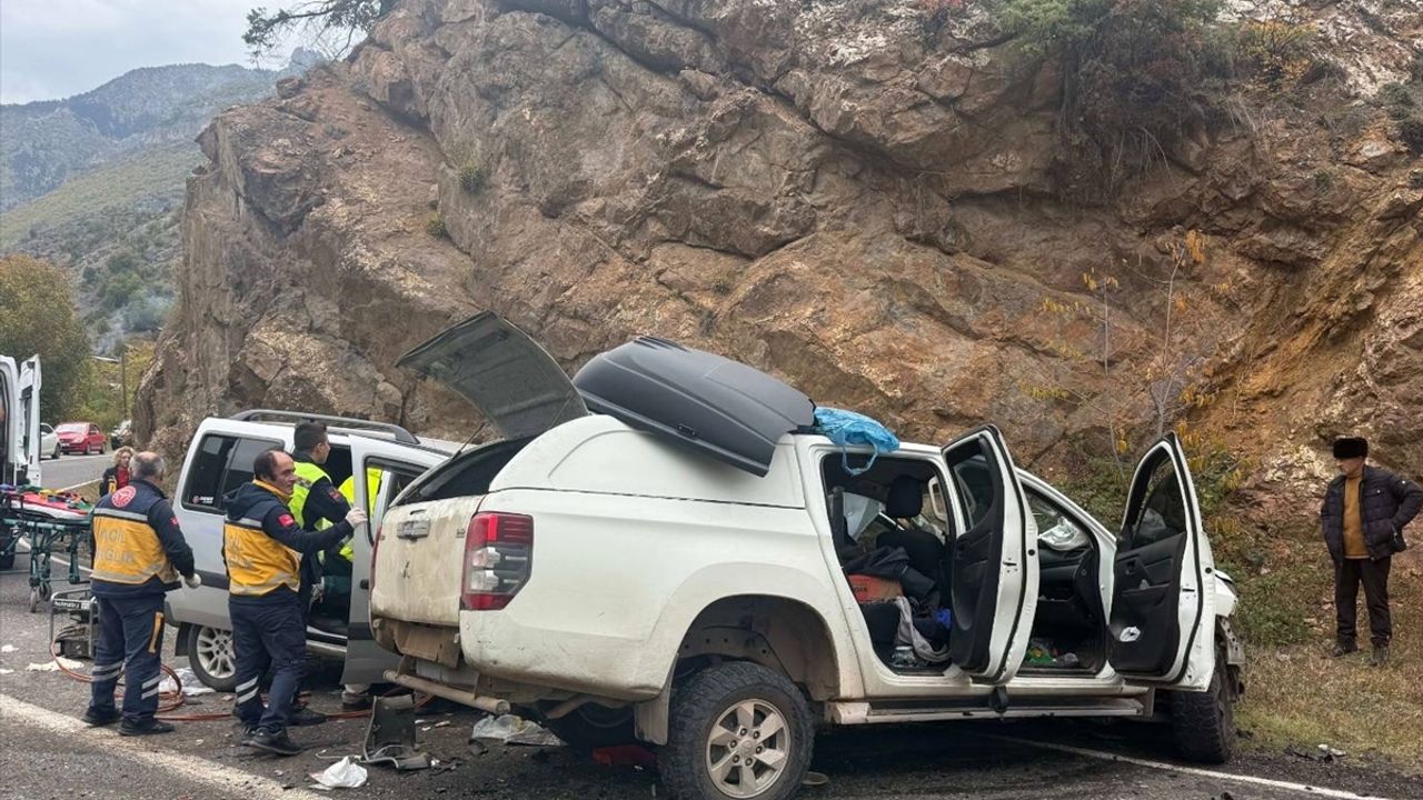Artvin'de Trafik Kazasında 4 Kişi Yaralandı --> Artvin'de Kaza Sonucu 4 Kişi Yaralandı