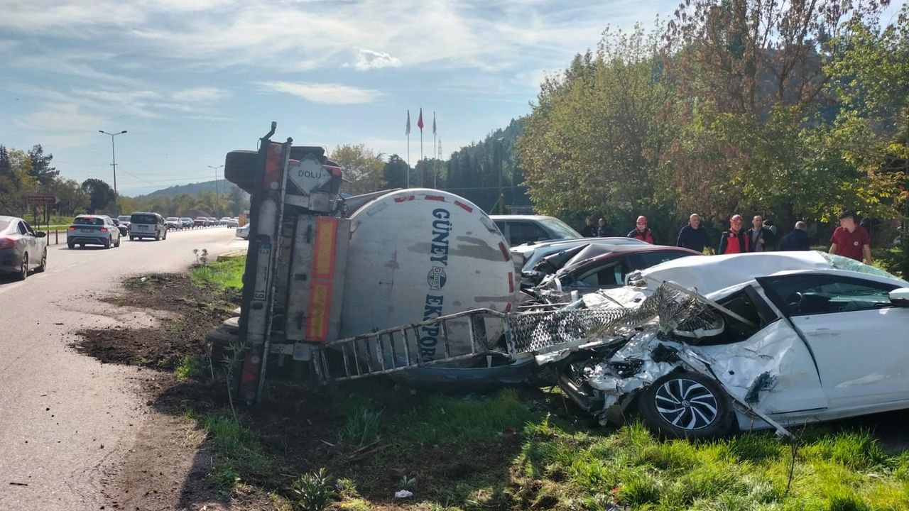 Balıkesir'de tanker devrildi, 7 araç zarar gördü.