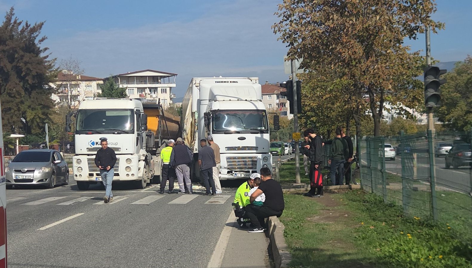 Beş kişi kırmızı ışıkta meydana gelen korkunç kazada yaralandı.