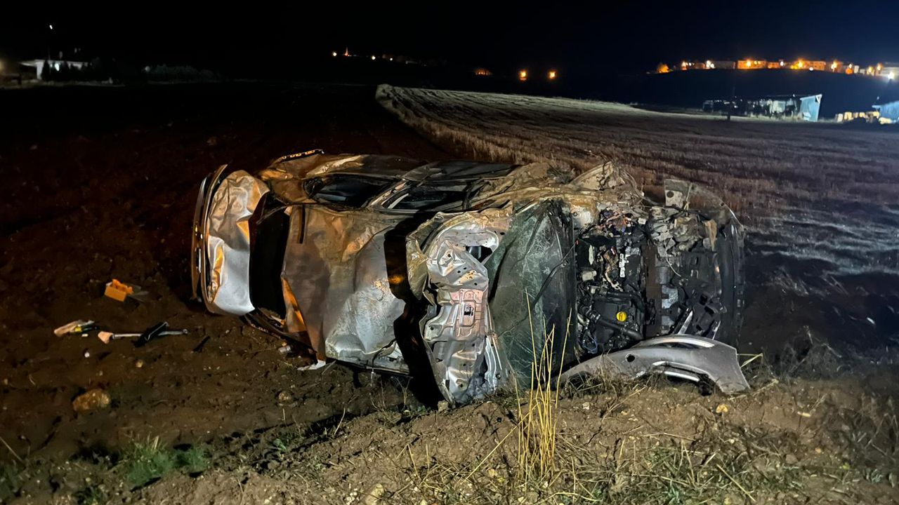 Çankırı'da trafik kazasında araba devrildi ve 3 kişi yaralandı.
