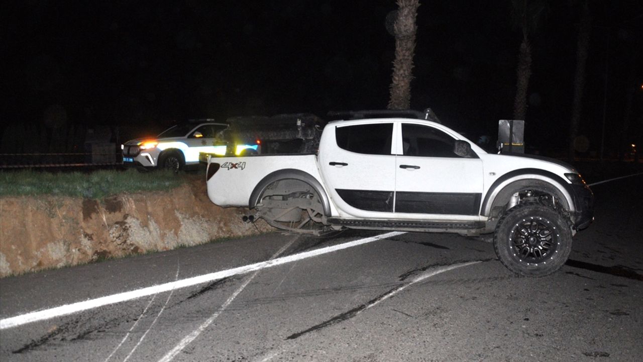 İzmir'de pikap ile araba çarpıştı, 3'ü çocuk 6 kişi yaralandı.