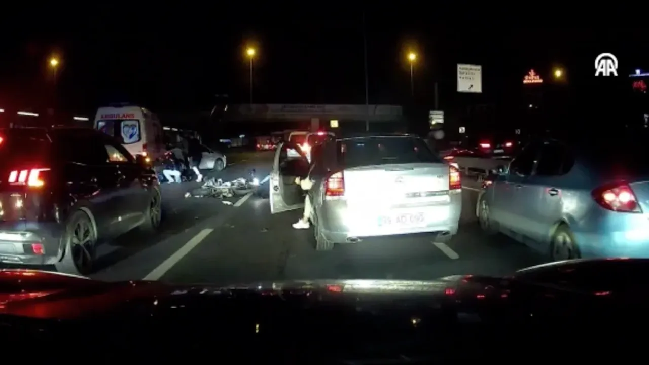 Küçükçekmece'de zincirleme kaza sonucu 2 kişi yaralandı.