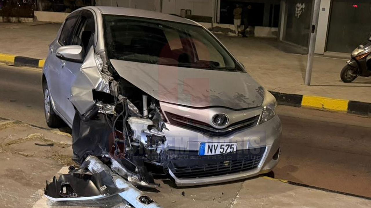 Lefkoşa'da sarhoş sürücü trafik dairesine çarptı.