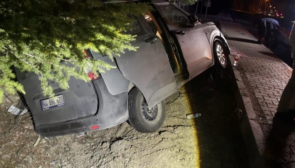 Malatya'da, hafif ticari araç orta refüje çarptı.