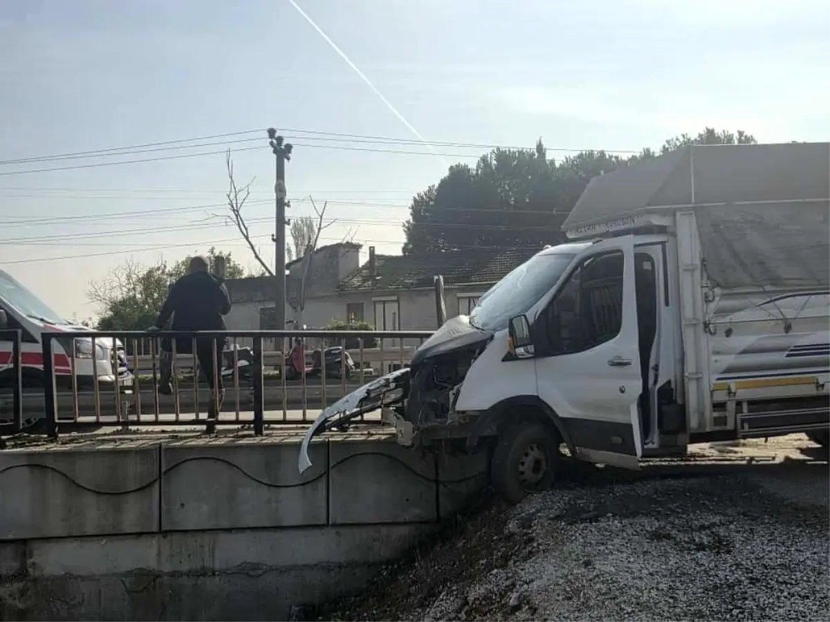 Trafik kazası sonucu kamyonet köprü demirlerine takıldı.