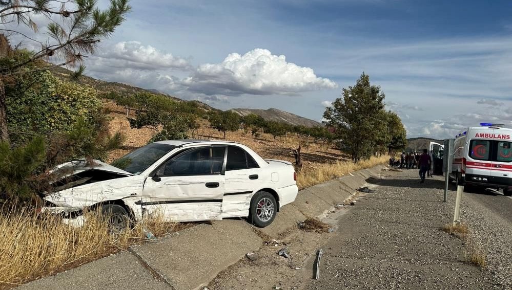 Adıyaman'da otomobil ile minivan kaza yaptı: Üç kişi yaralandı.