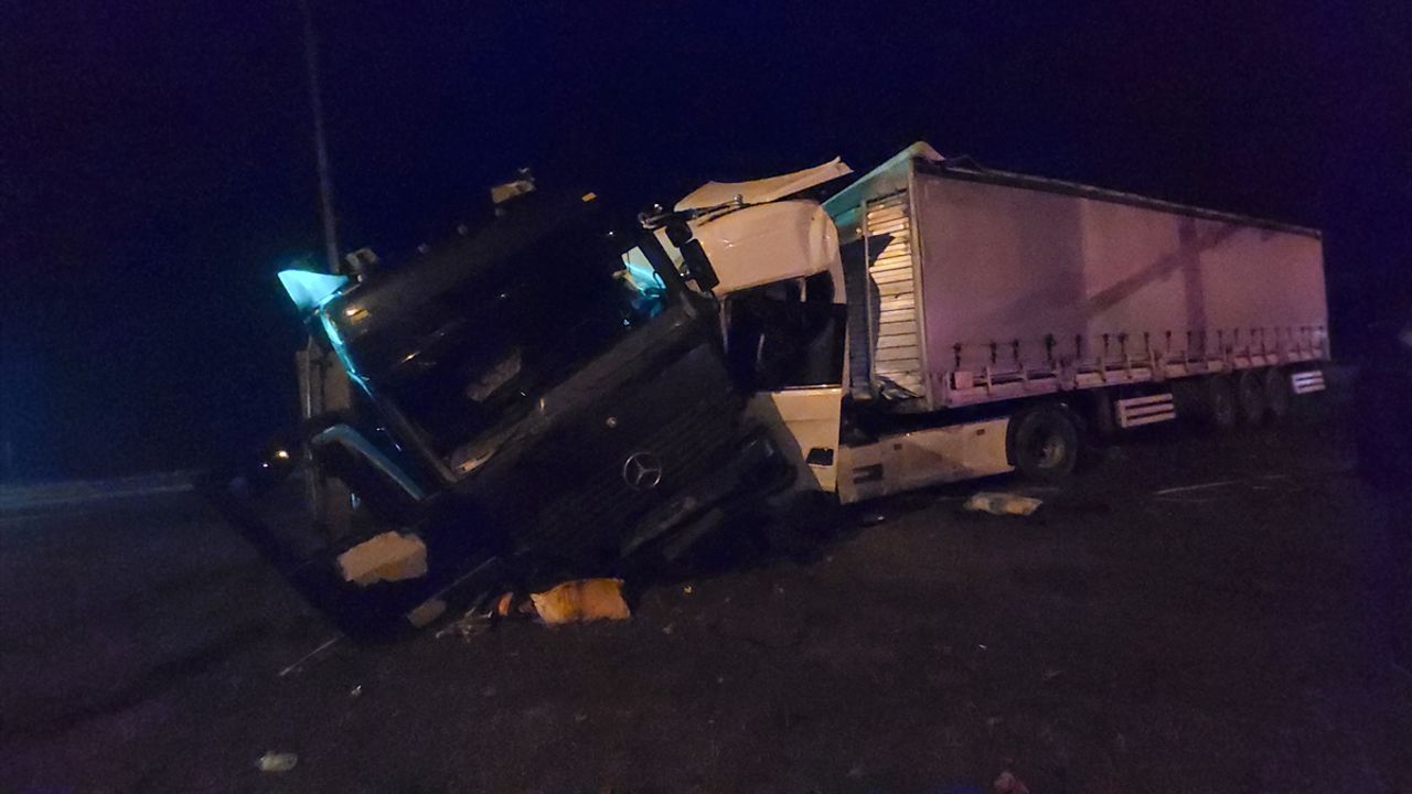 Amasya'da 3 kişi yaralanan trafik kazasında iki tır çarpıştı.