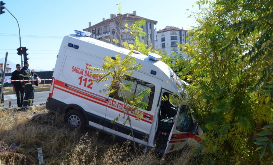 Ambulans, doktorun aracıyla çarpıştı; kazada yaralanan anne ve oğlu taşınıyordu.