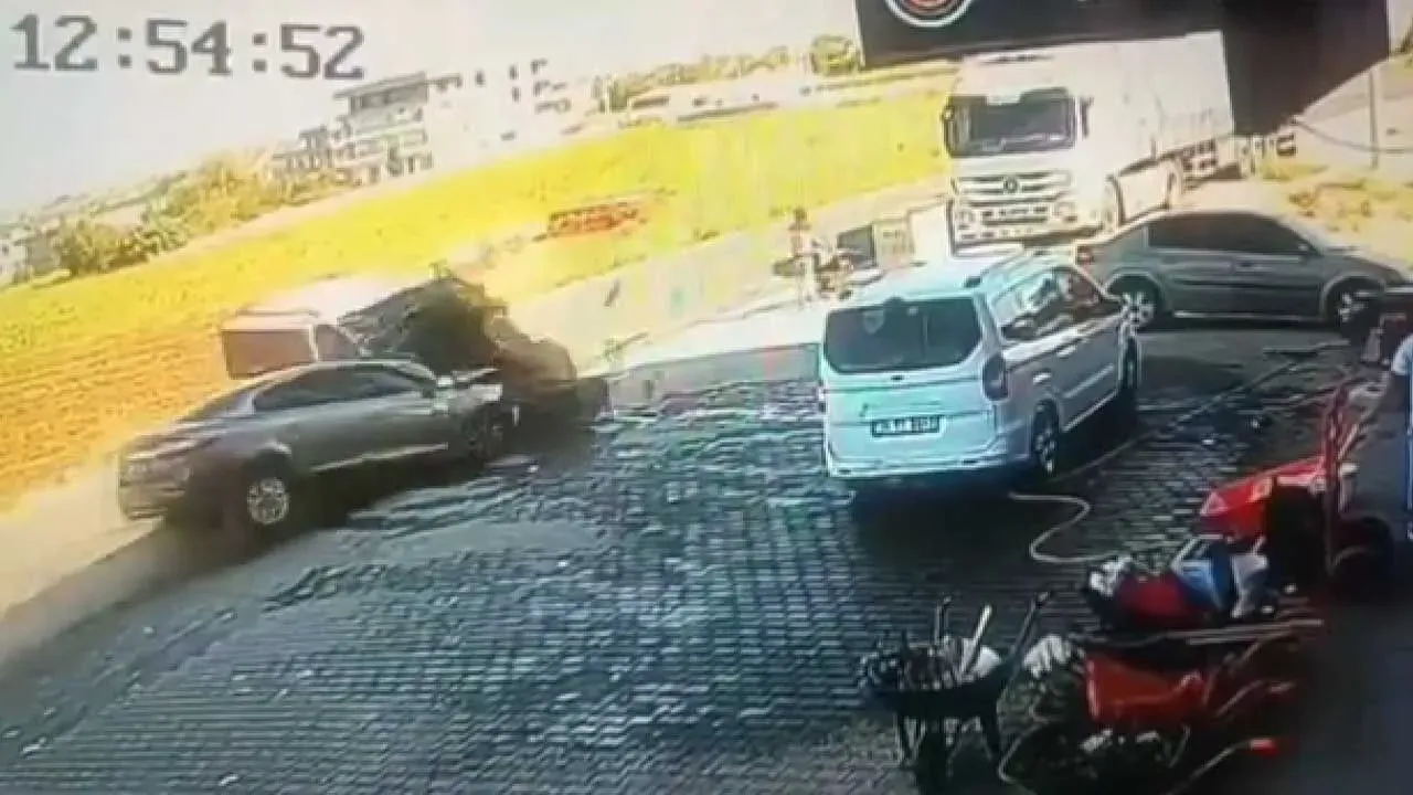 Kameraya yansıyan kaza Diyarbakır'da 3 kişinin yaralanmasına neden oldu.