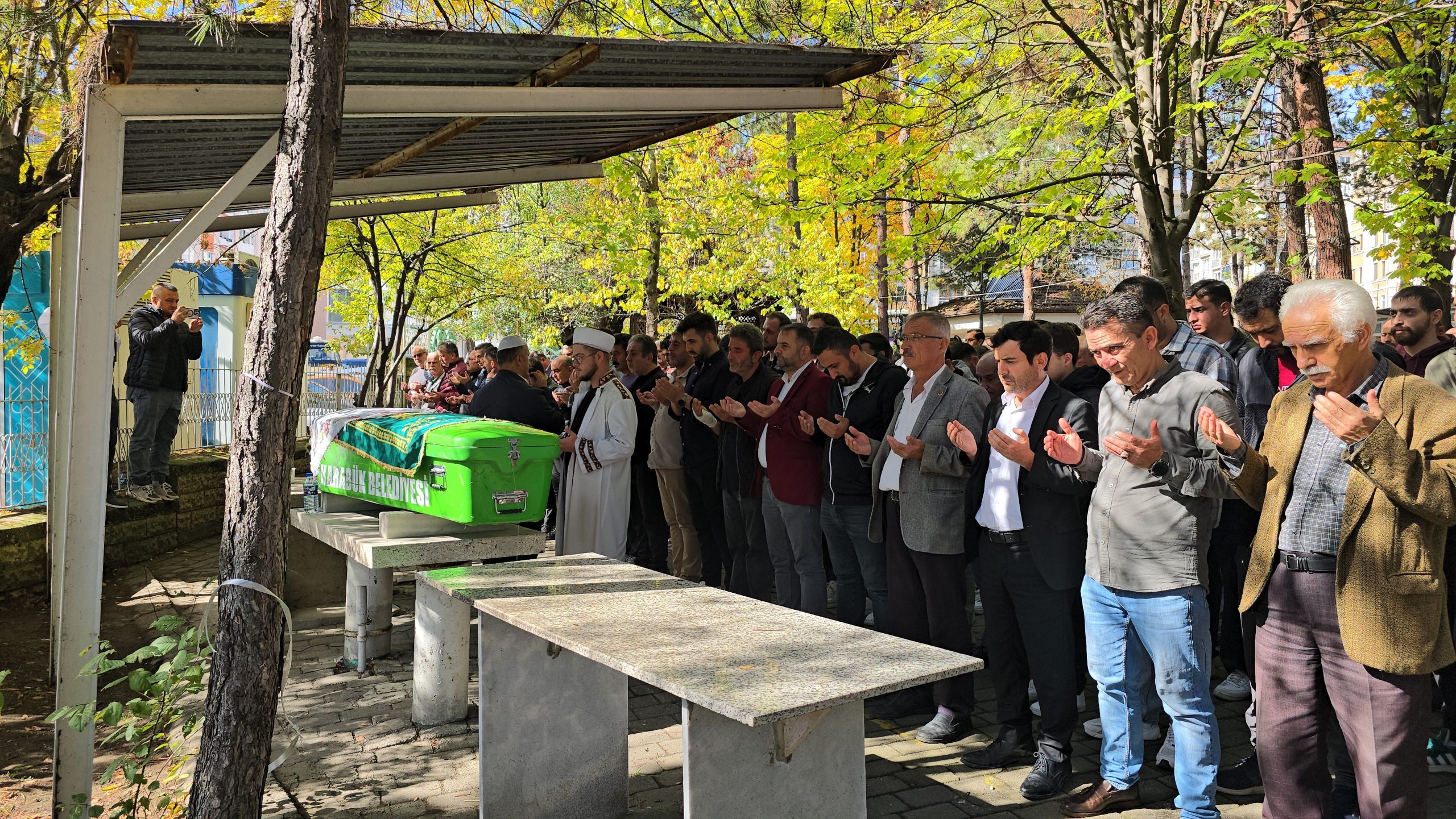 Karabük'teki trafik kazasında hayatını kaybeden genç kız son yolculuğuna uğurlandı.