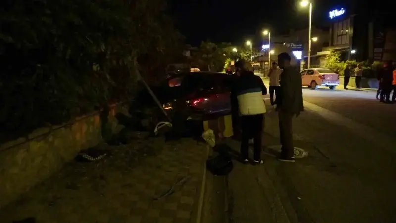 Kaza sonucu otomobille motosiklet çarpıştı, iki kişi yaralandı.