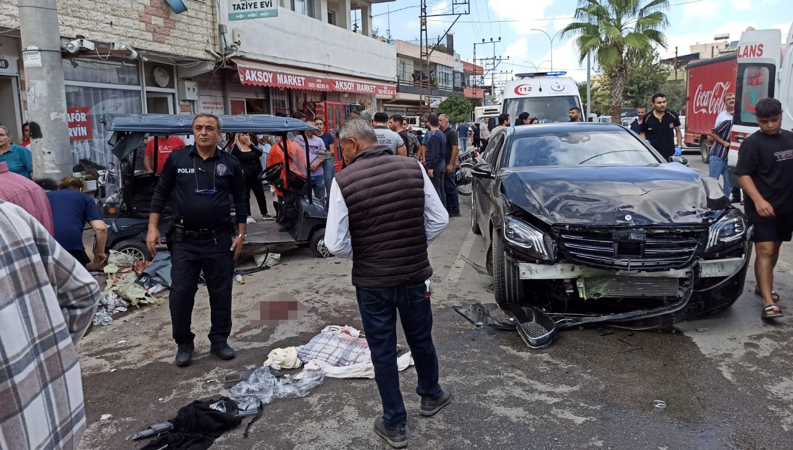 Kaza sonucu üç kişi yaralandı: Otomobil ile golf aracı çarpıştı.