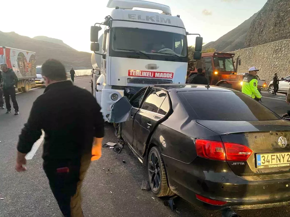 Kazada üç kişi yaşamını yitirdi, dört kişi ise yaralandı.