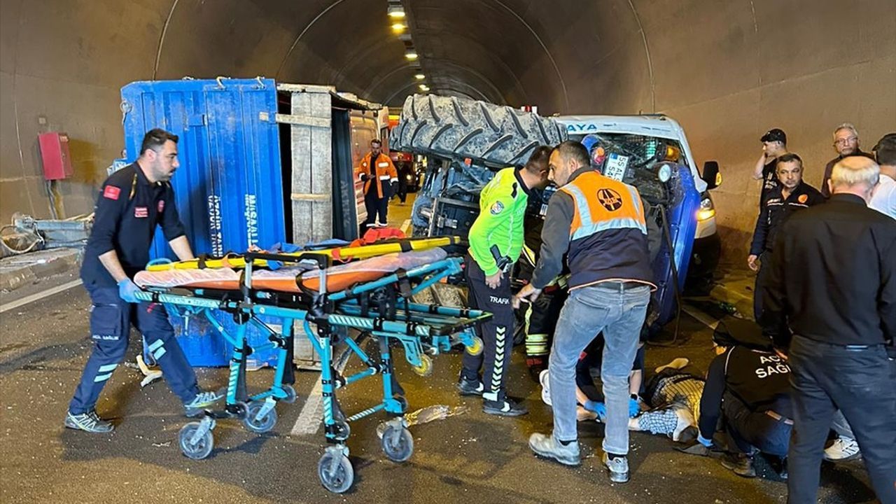 Tünelden çıkan kazada kamyonetle traktör çarpıştı.