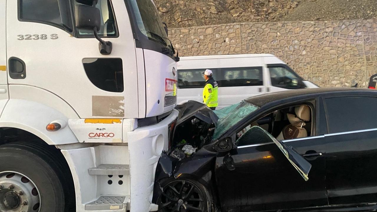 Van'da akaryakıt taşıyan kamyonet ile araç çarpıştı: 2 kişi hayatını kaybetti.