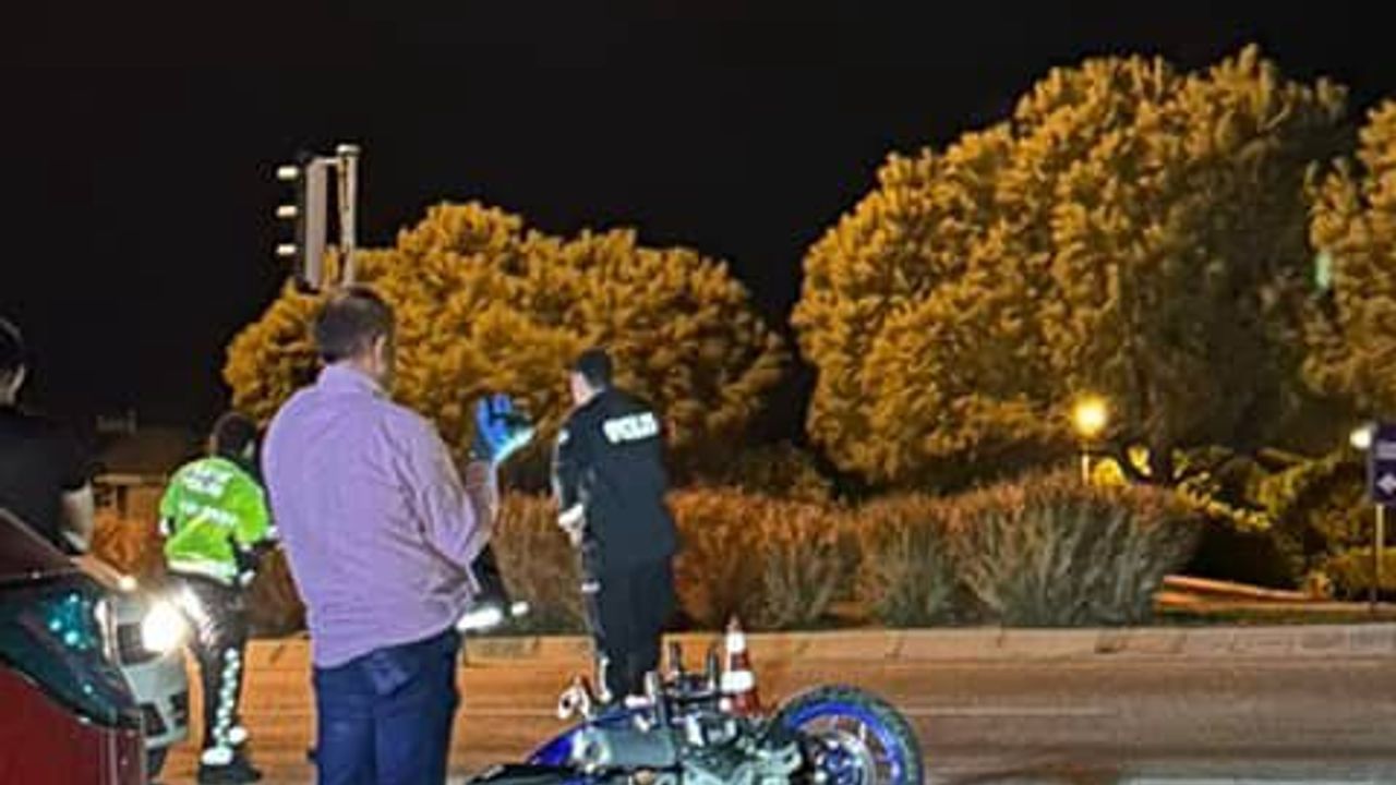 Çeşme'de motosiklet ve araç kaza yaptı: 1 ölü, 1 yaralı.