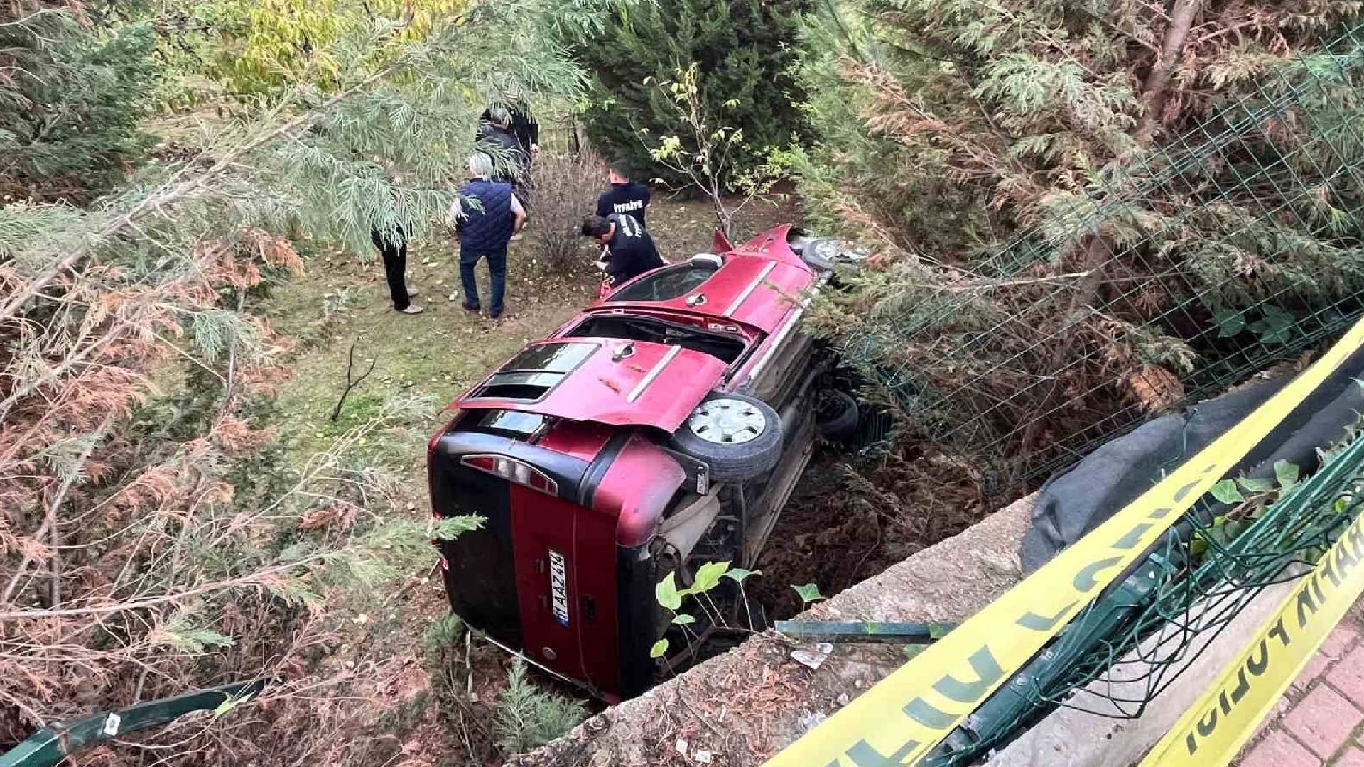Korku dolu anlar yaşandı: Araç kontrolü kaybederek evin bahçesine uçtu