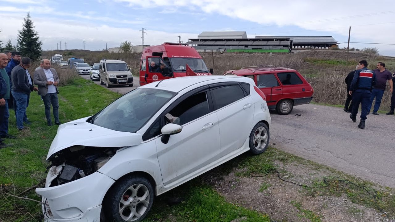 Manyas, Balıkesir'deki trafik kazasında bir kişi ciddi şekilde yaralandı.