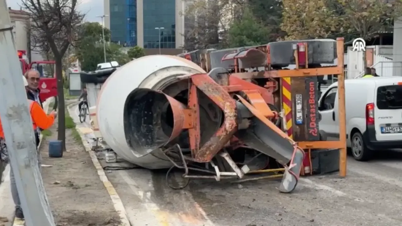 Sancaktepe'de beton mikseri devrildi, 1 kişi yaralandı.