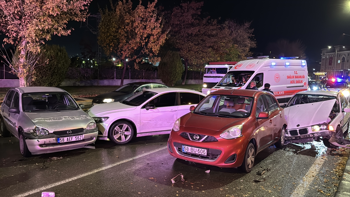 Sivas'ta 5 aracın karıştığı zincirleme kaza sonucunda 1 kişi hafif yaralandı.