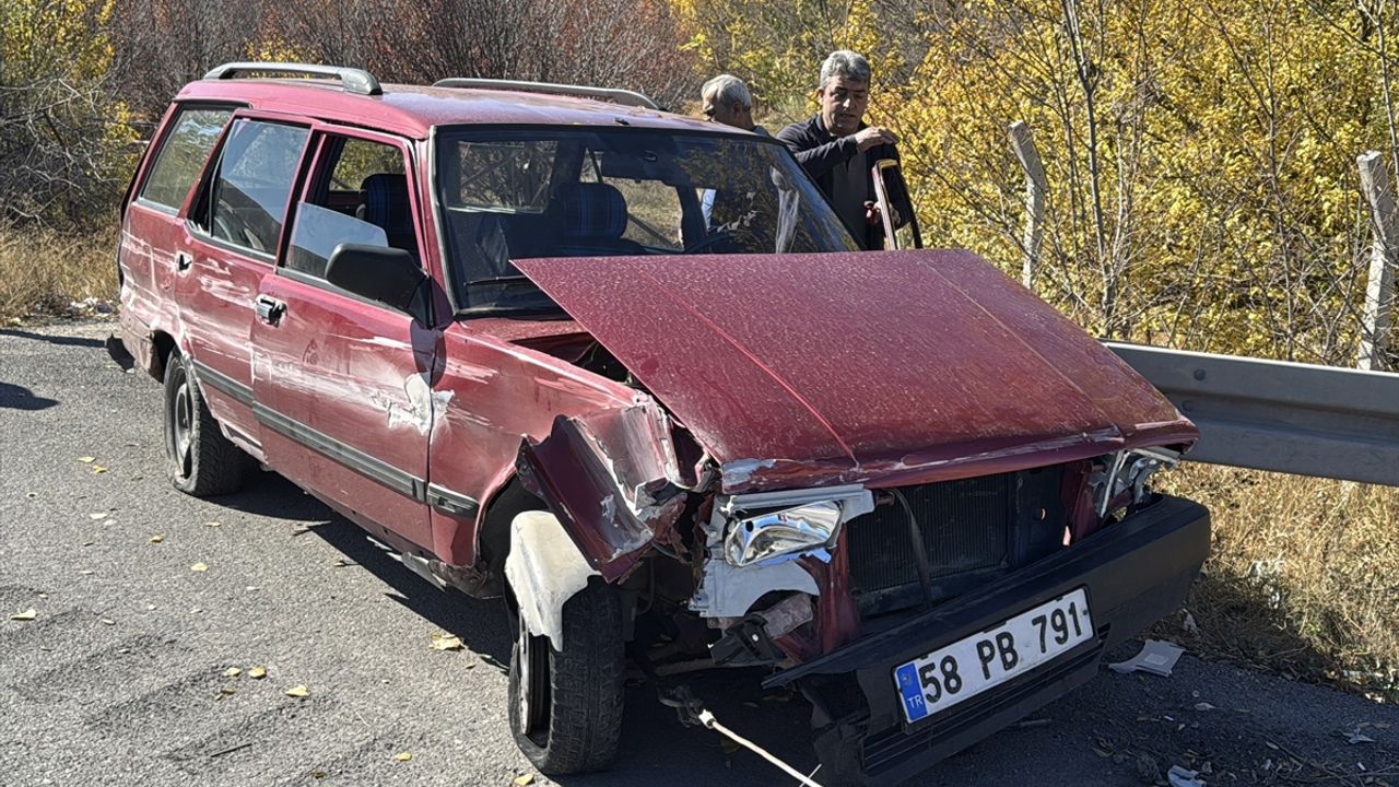 Sivas'ta araç bariyerlere çarptı, 1'i ağır 2 kişi yaralandı.