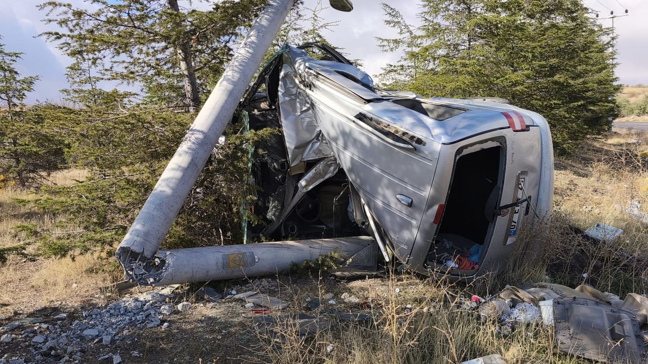 Alacaşar Yolu'nda Çarpışma: Araç Beton Direği Paramparça Etti, 1 Kişi Yaralandı.