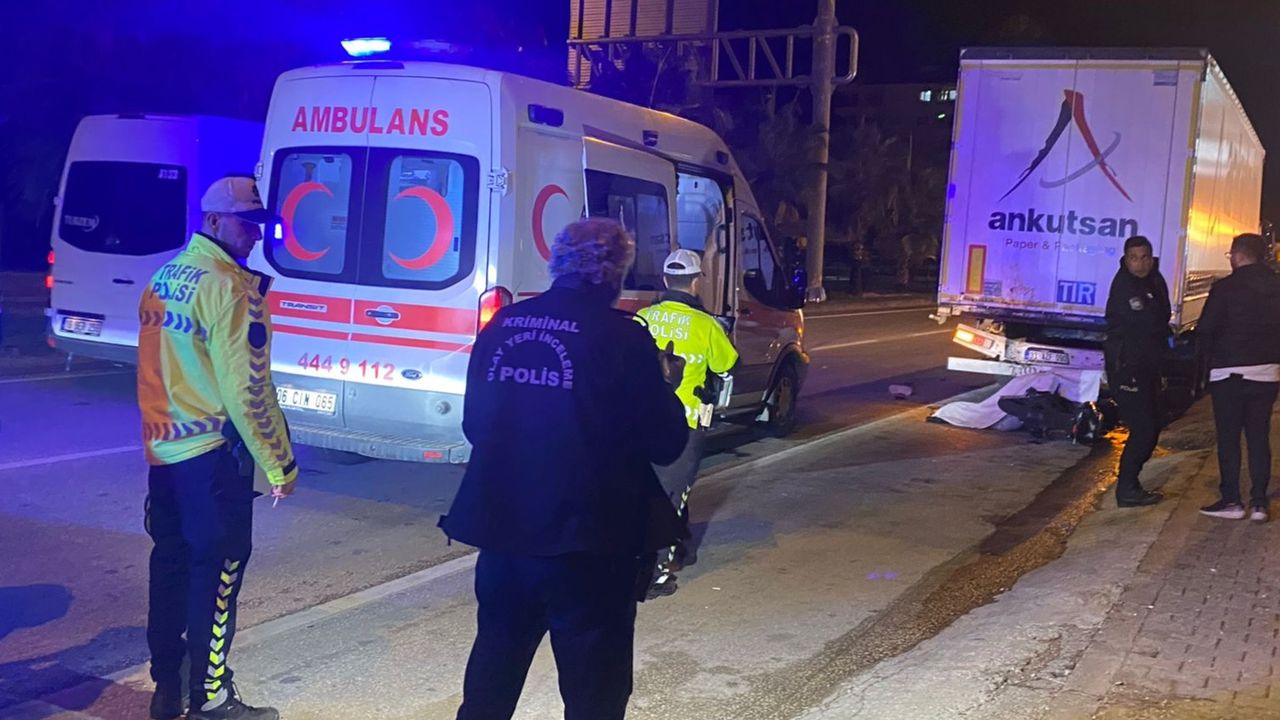 Antalya'da motosikletin duran bir tıra çarpması sonucu sürücü hayatını kaybetti.
