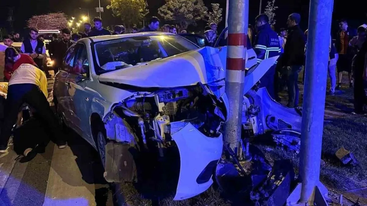 Batman'da araç trafik lambasına çarptı: 3 kişi yaralandı.