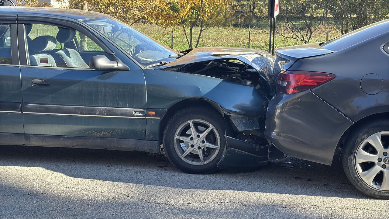 Bolu Abant Yolu'nda 3 aracın karıştığı trafik kazasında 3 kişi yaralandı.