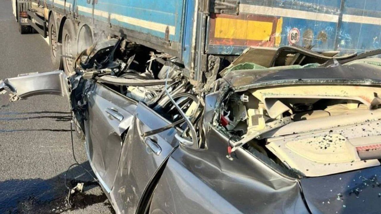 Ceyhan'da korkunç bir kaza meydana geldi: Araç tıra çarptı, sürücü öldü.