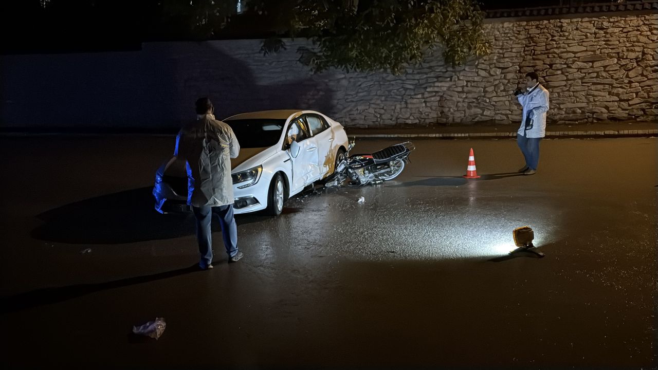 Karabük'te araç ile motosikletin karıştığı kazada 2 kişi yaralandı, biri ağır.
