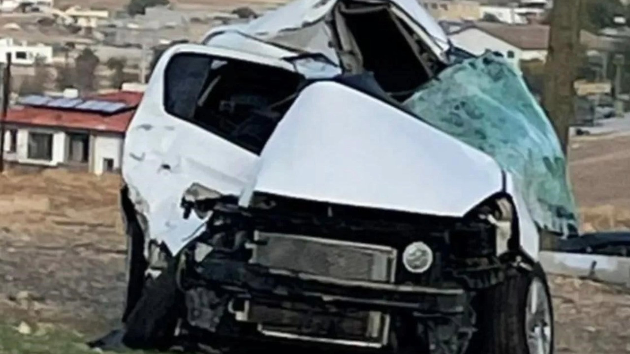 Kazada TIR'a çarpan araçtaki sağlık çalışanı hayatını kaybetti.