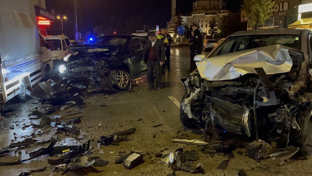 Kazaları takip eden sürücü çarpışma yaptı.