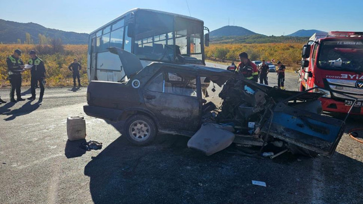 Mersin'de korkunç kaza: Midibüs ile otomobil çarpıştı, 3 kişi hayatını kaybetti, 12 kişi yaralandı.