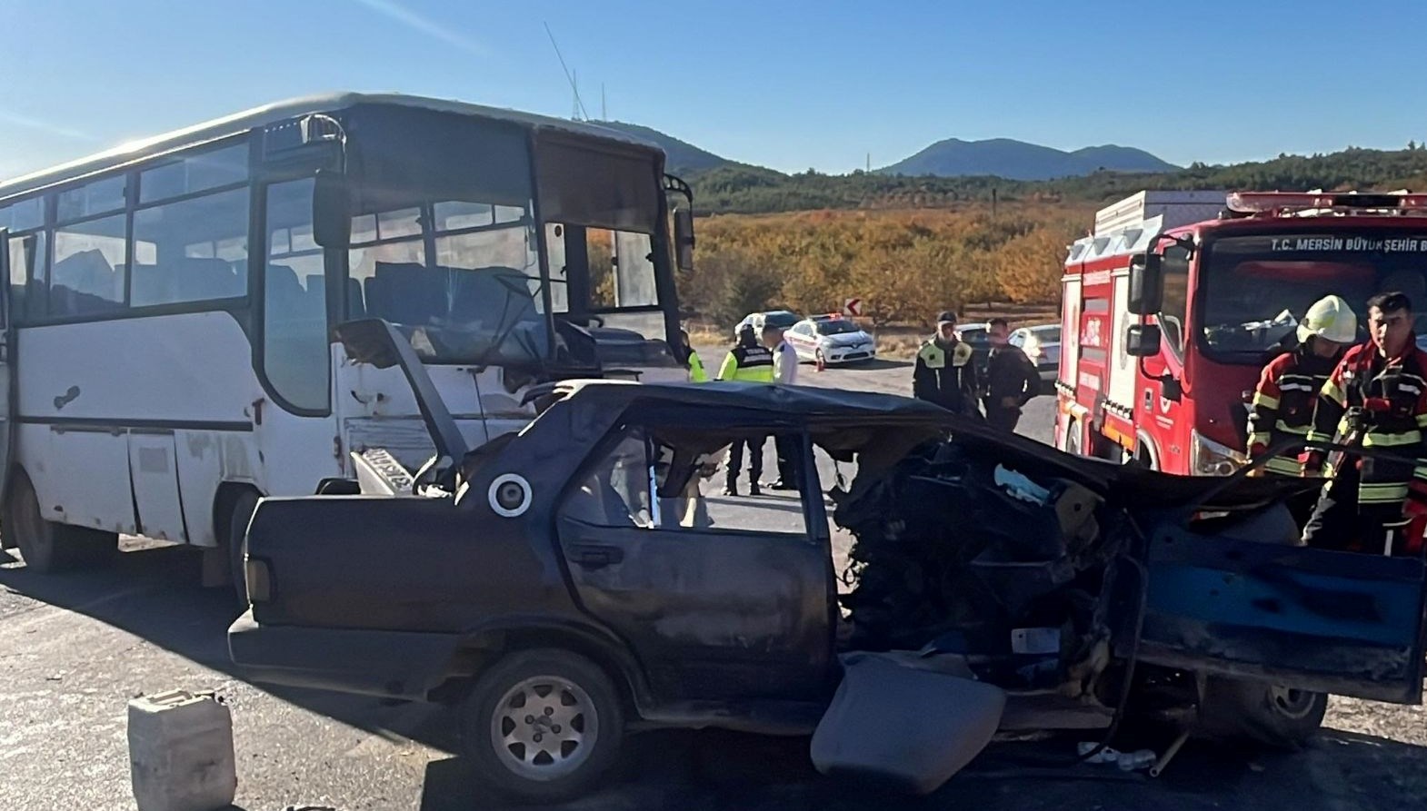 Mersin'de otomobil ile otobüs kaza yaptı: Ölü ve yaralılar mevcut.