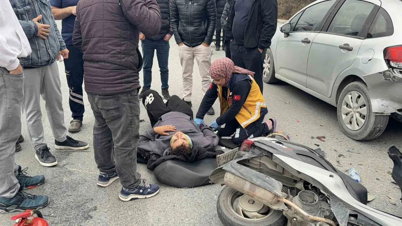 Motosiklet üzerinde çatıştılar, araca çarparak yolda fırladılar.