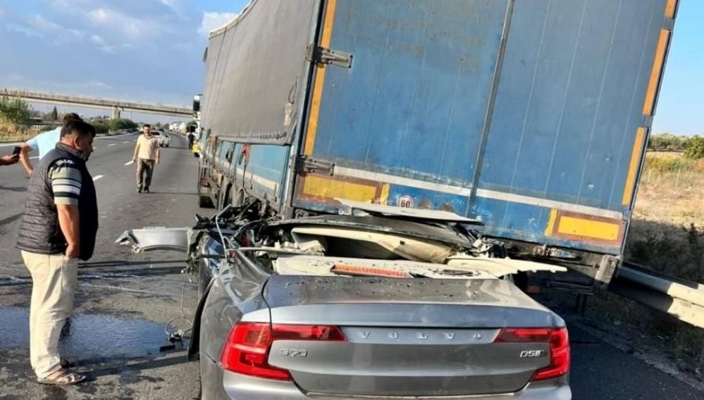 Otoyolda korkunç kaza: TIR'a ok gibi çarptı.