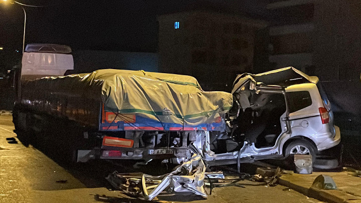 Polis kovalamacasında kaçan araç TIR ile çarpıştı. Bir kişi hayatını kaybetti, iki kişi yaralandı.