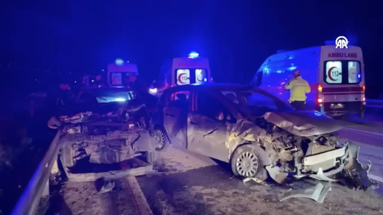 Sinop'ta lastik değişimi yapan araça otomobil çarptı: 4 kişi yaralandı.