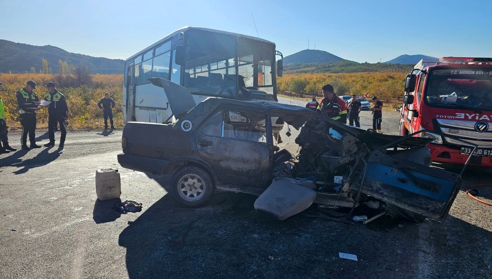 Tarım işçilerini taşıyan araç, otomobille çarpıştı: 3 kişi hayatını kaybetti, 12 kişi yaralandı.
