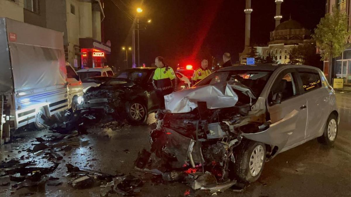 Üç araca çarptıktan sonra diğer şeritteki otomobille çarpıştı.